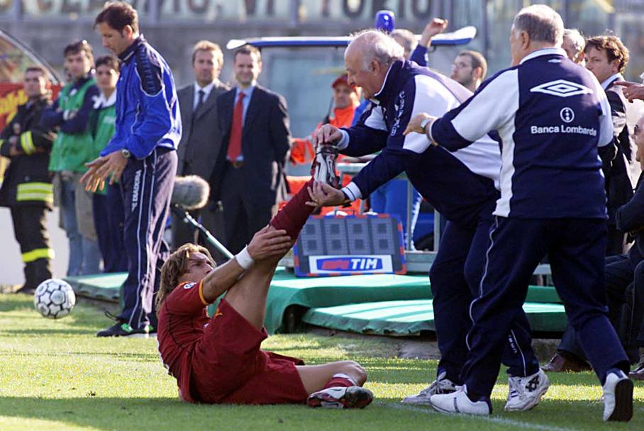 Brescia 29 settembre 2002: Carletto Mazzone soccorre Totti colpito da crampi (LaPresse)